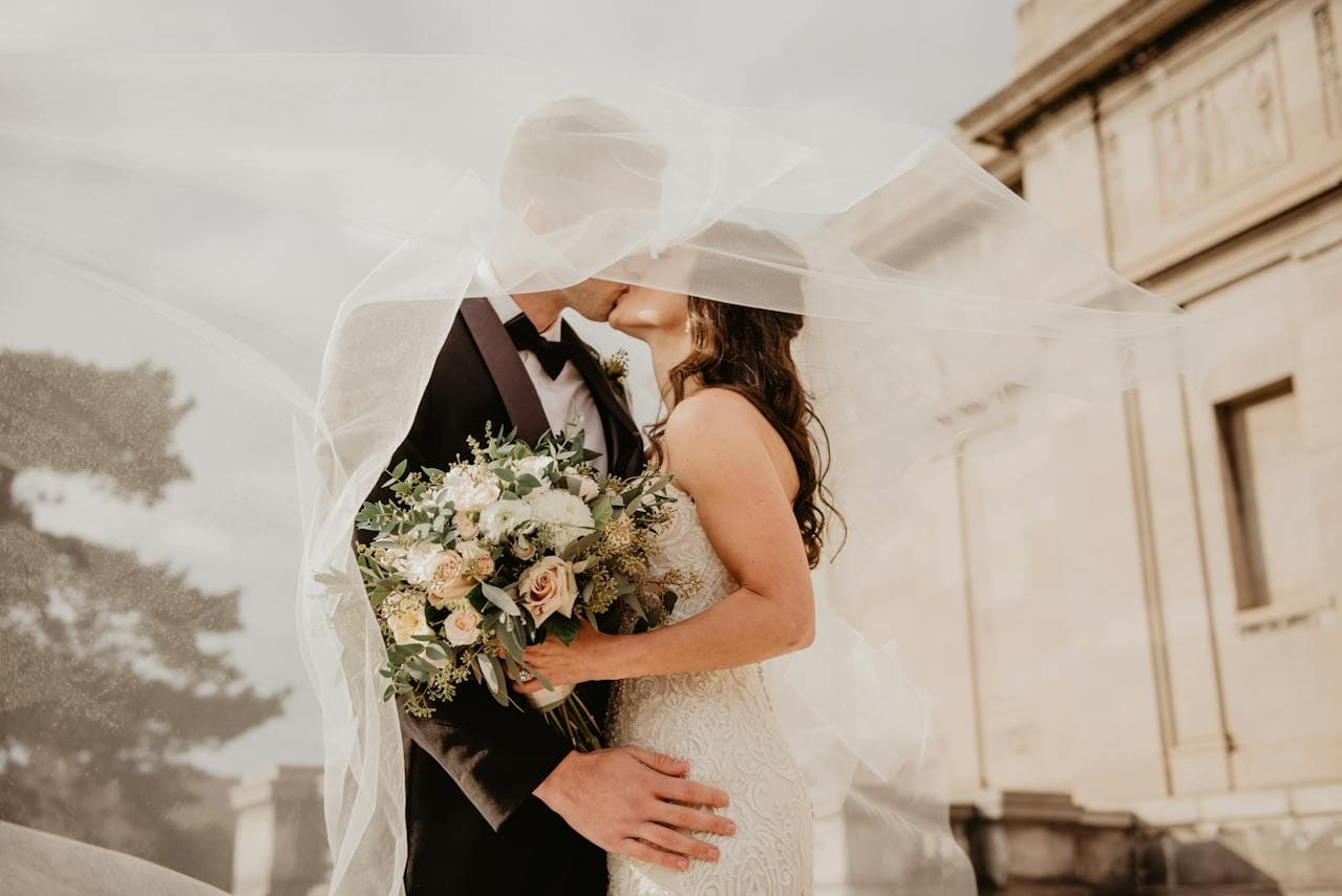 Picture of a weading, where thevsombody is kissing